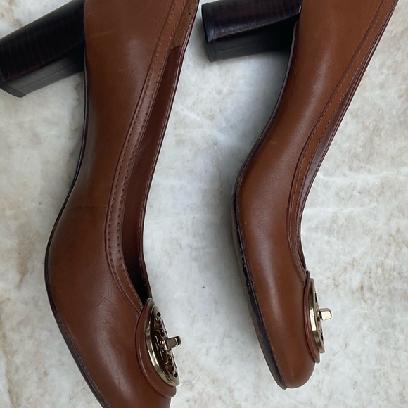 Tory Burch gold tone logo leather pumps Size 8. Saddle color. - Picture 5 of 16